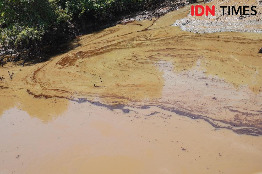 Petugas Mulai Bersihkan Tumpahan Minyak Mentah di Sungai Dawas