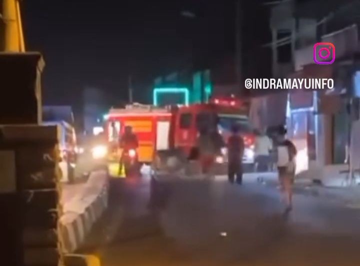 Hendak Padamkan Kebakaran, Mobil Damkar di Indramayu Tertabrak KA