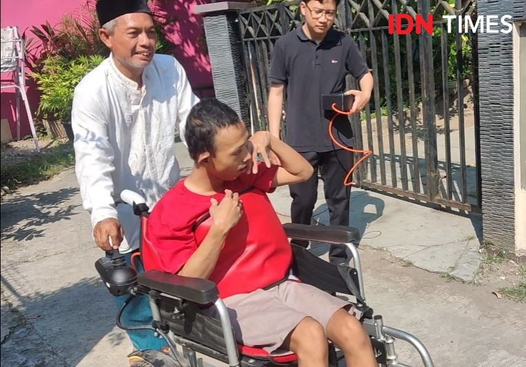 Dibantu Kursi Roda Elektrik, Pak Udin Senang, Anak Pun Tenang