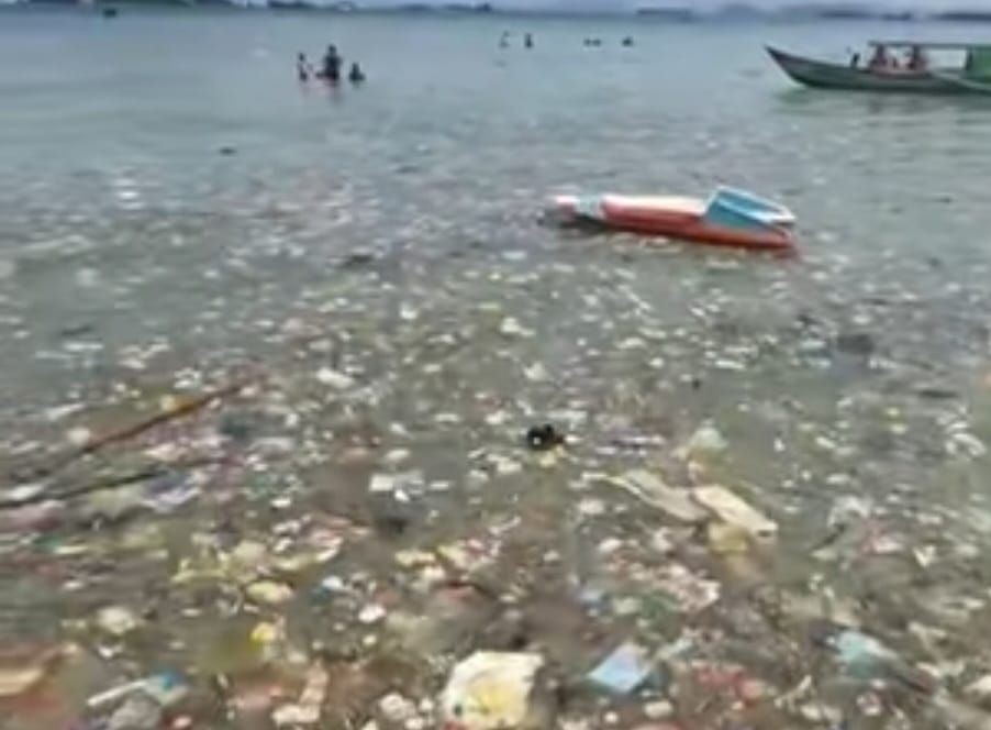 Viral Pantai Pasir Putih Tercemar Sampah, Pengunjung Malah Berenang