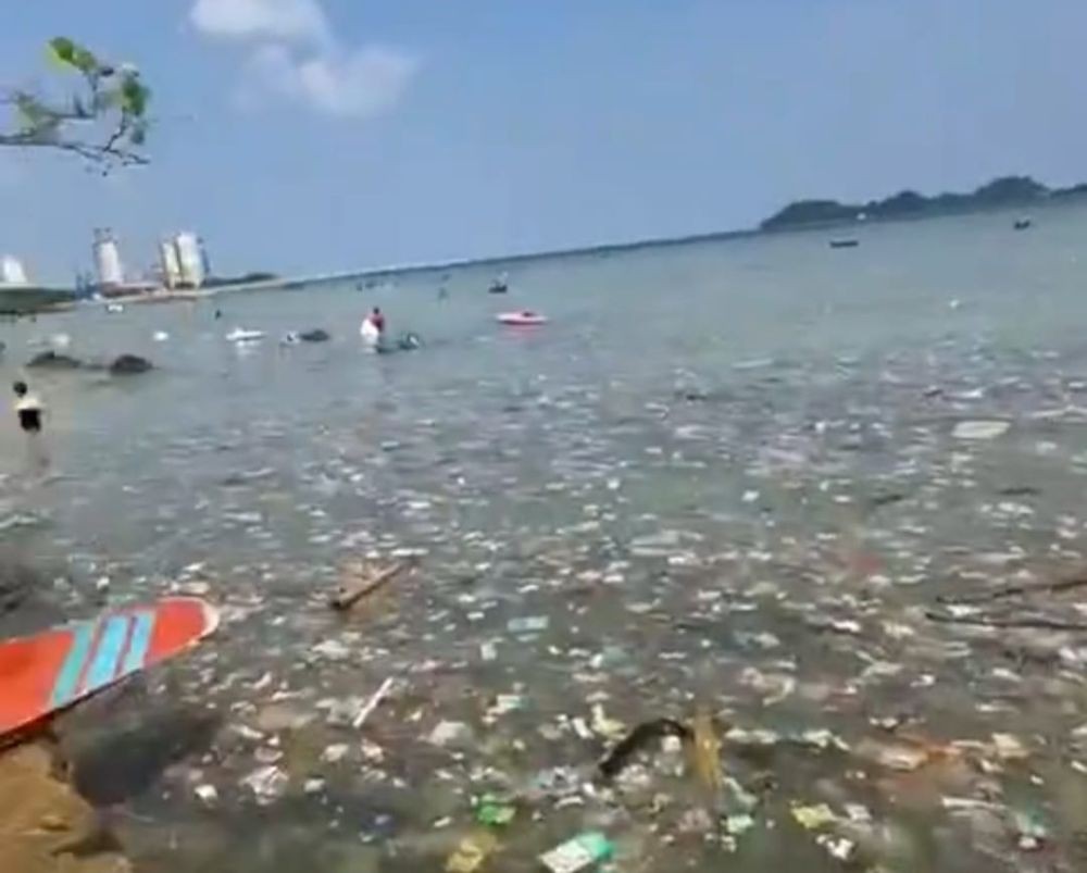 Viral Pantai Pasir Putih Tercemar Sampah, Pengunjung Malah Berenang