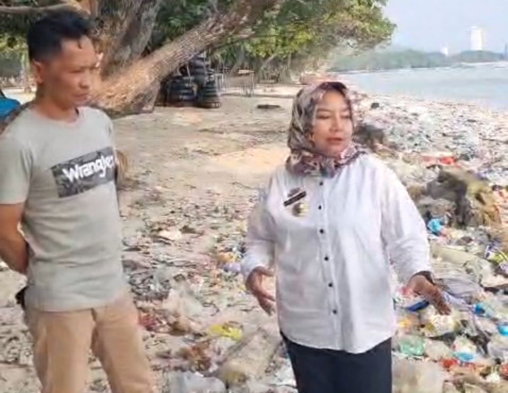 Disparbud Sebut Pencemaran Sampah Viral di Pantai Pasir Putih Kiriman