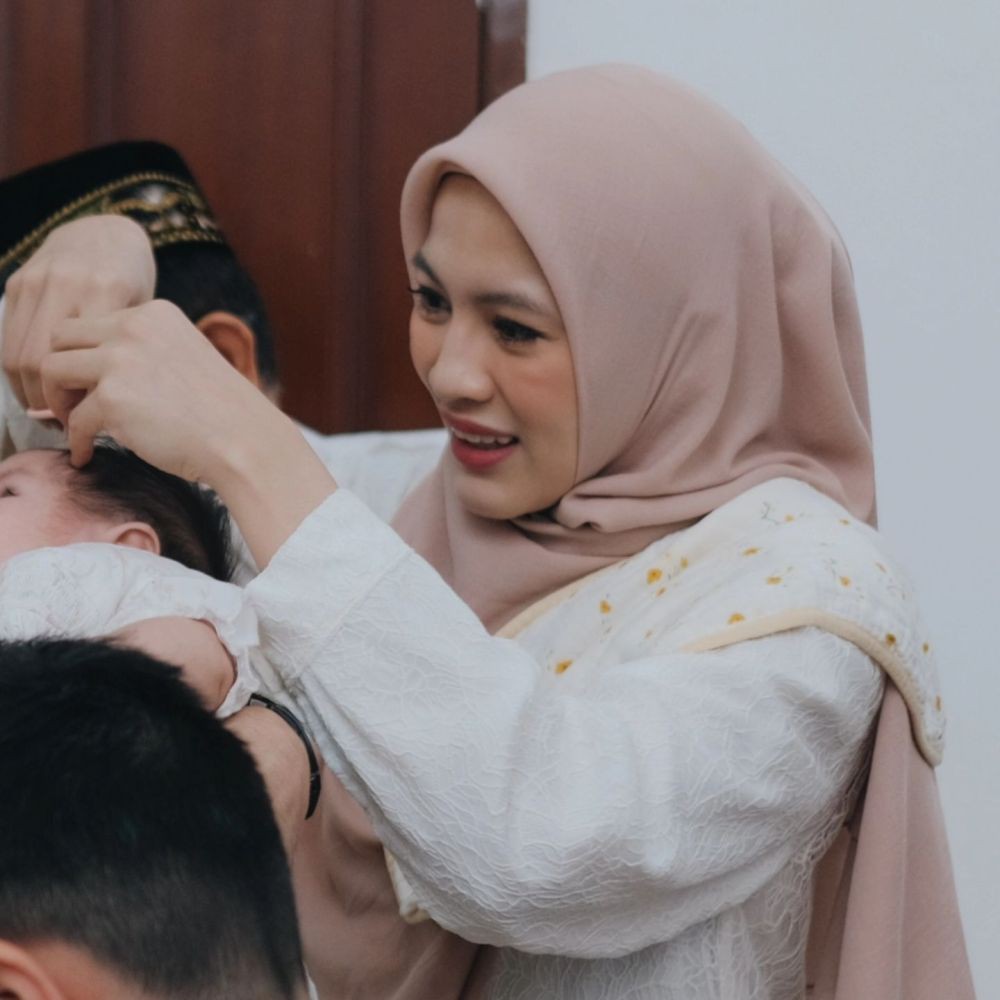 7 Potret Akikah Anak Ketiga Dude Harlino, Di Tanggal Cantik