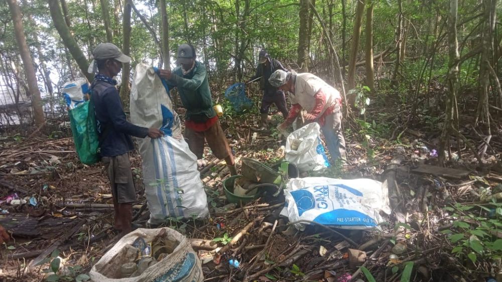 Warga Desa Sungai Bakau Bersihkan Hampir 4 Ton Sampah Laut