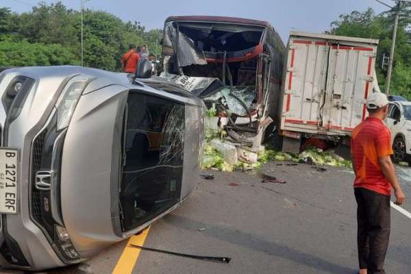 Sembilan Kendaraan Terlibat Kecelakaan Di Tol Cipularang