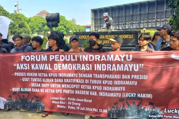 Massa Datangi Polda Ihwal Dugaan Gratifikasi KPU Indramayu