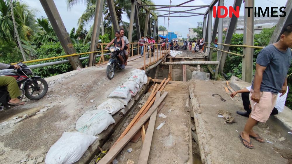 Ada Pungli di Jembatan Sei Air Tenang Langkat yang Ambruk