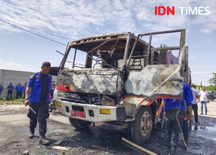 Mobil Damkar Terbakar Dilempar Molotov, 2 Petugas Dilarikan ke Klinik