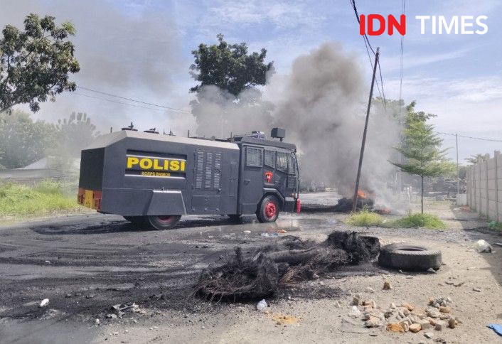 Mobil Damkar Terbakar Dilempar Molotov, 2 Petugas Dilarikan ke Klinik