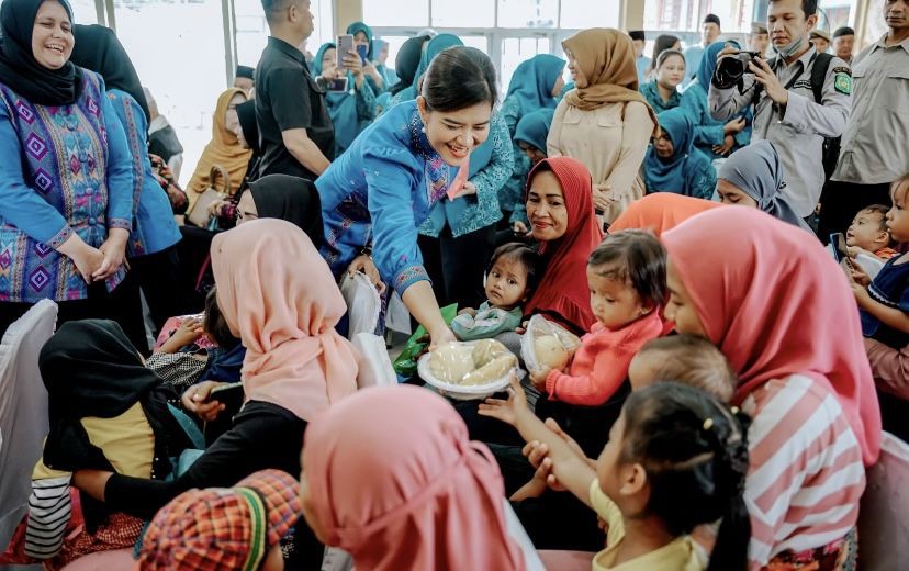 Kahiyang Ayu Beri PMT pada 34 Anak Stunting di Medan Marelan