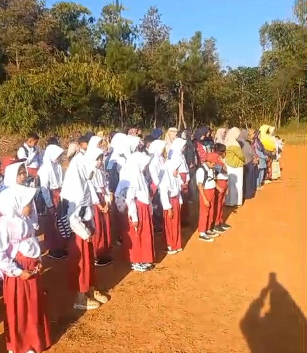 Bangunan Sekolah Ambruk, Siswa SDN di KBB Terpaksa MPLS di Lapangan