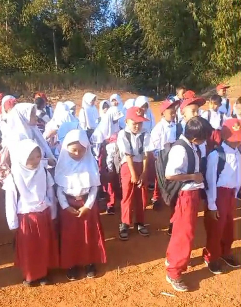 Bangunan Sekolah Ambruk, Siswa SDN di KBB Terpaksa MPLS di Lapangan