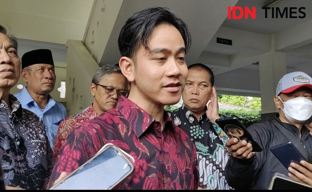 Bawa Map Putih Surat Pengunduran Diri Gibran Pulang Naik Mobil Pribadi