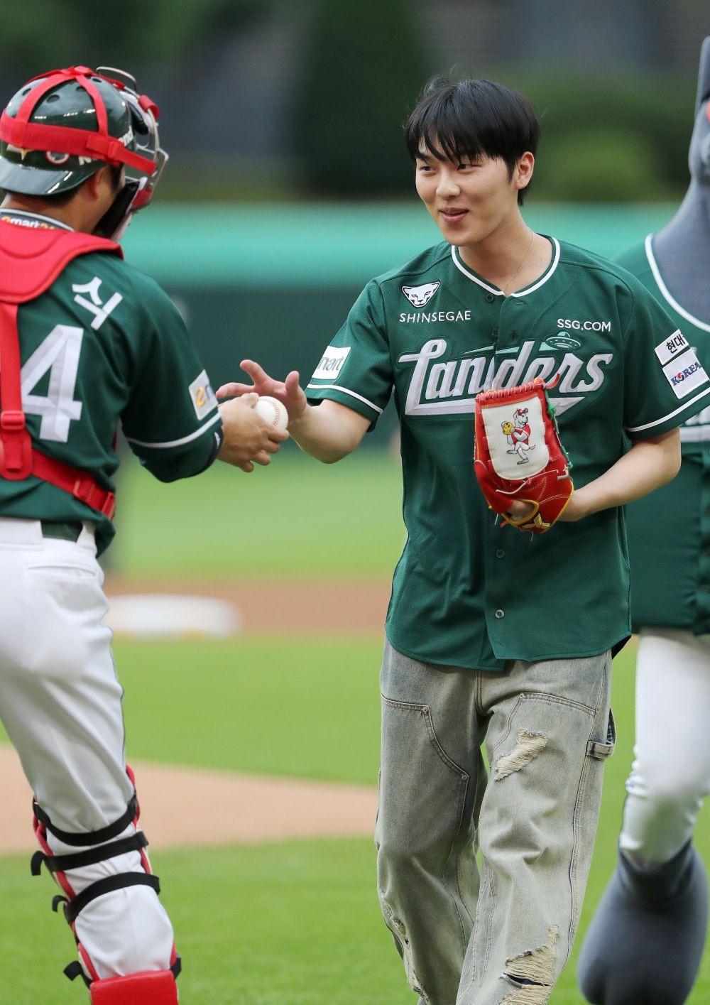 Potret Choi Hyun Wook jadi First Pitcher di KBO League 2024