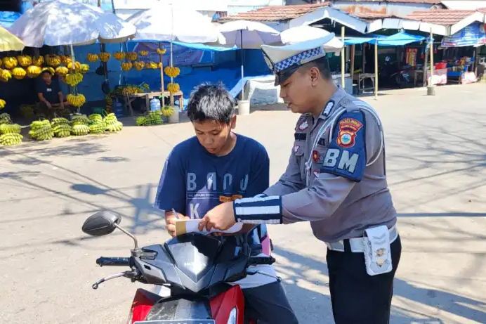 Petugas Tahan Mobil Anggota DPRD Bima yang Adu Mulut saat Razia