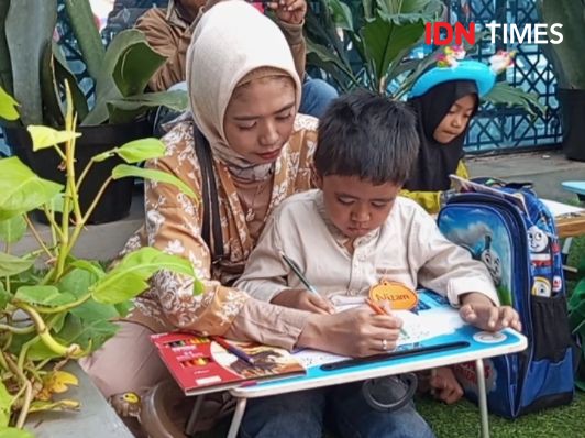 Kreasi Anak-anak Menggambar di Stasiun Purwokerto