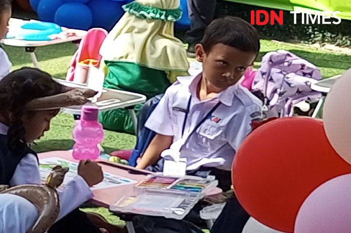 Kreasi Anak-anak Menggambar di Stasiun Purwokerto