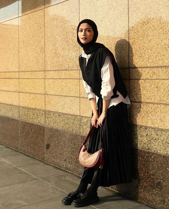 10 Gaya Hijab Monokrom Pakai Bawahan Rok, Anggun Minimalis