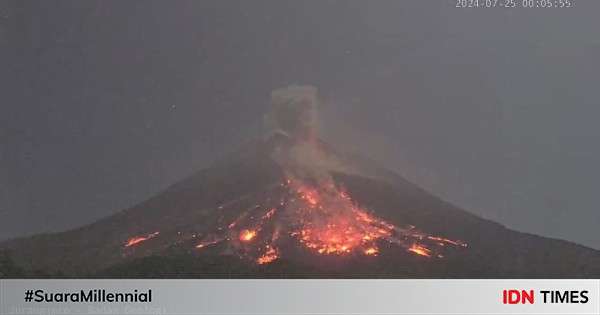 Gunung Merapi Muntahkan Awan Panas Guguran Jarak Km