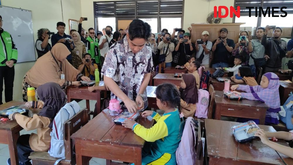 Gibran Tinjau Makan Bergizi Gratis di Solo, Siap Terima Masukan