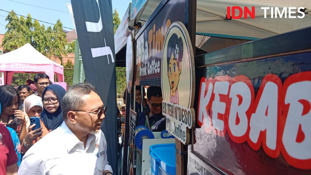 Datangi SMA 3 Semarang, Zulhas Pamerkan Lauk Makan Bergizi Gratis