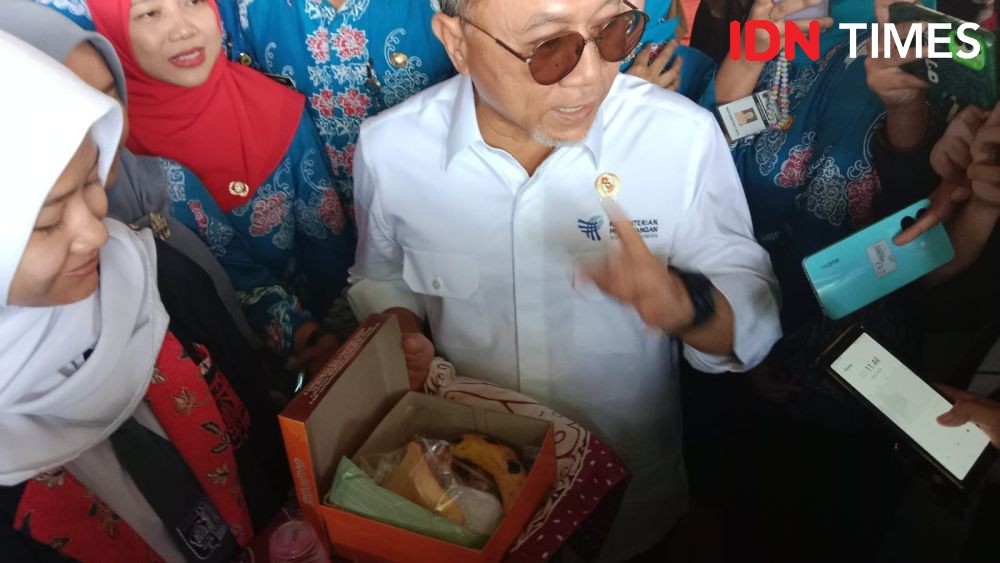 Datangi SMA 3 Semarang, Zulhas Pamerkan Lauk Makan Bergizi Gratis