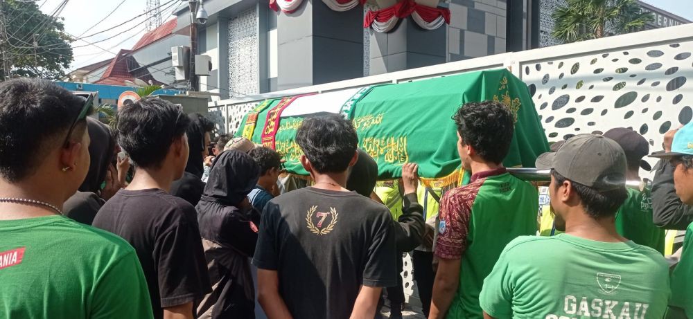 Suporter Sriwijaya FC Bawa Keranda Jenazah ke Kantor Gubernur Sumsel