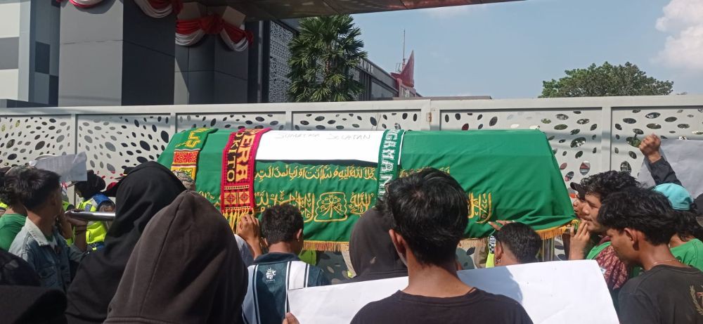 Suporter Sriwijaya FC Bawa Keranda Jenazah ke Kantor Gubernur Sumsel