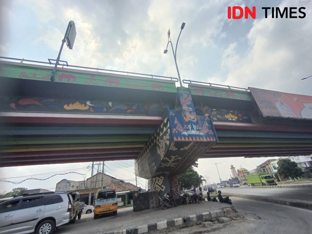 Perbaiki Lampu Flyover, 2 Pekerja Bandar Lampung Jatuh dari Crane