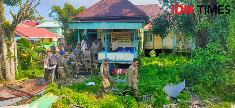 Ekskavator Robohkan 4 Rumah di Lokasi Pembangunan RS Balikpapan