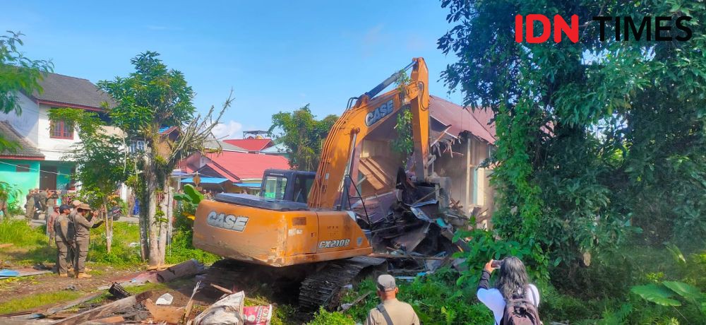 Ekskavator Robohkan 4 Rumah di Lokasi Pembangunan RS Balikpapan