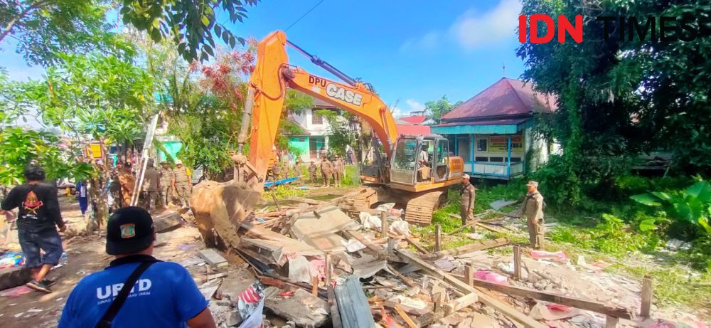 Ekskavator Robohkan 4 Rumah di Lokasi Pembangunan RS Balikpapan