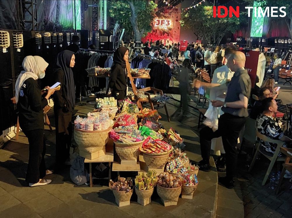 Fashion Show Ala Pasar Malam di Tangerang, Model Naik Bajaj ke Catwalk