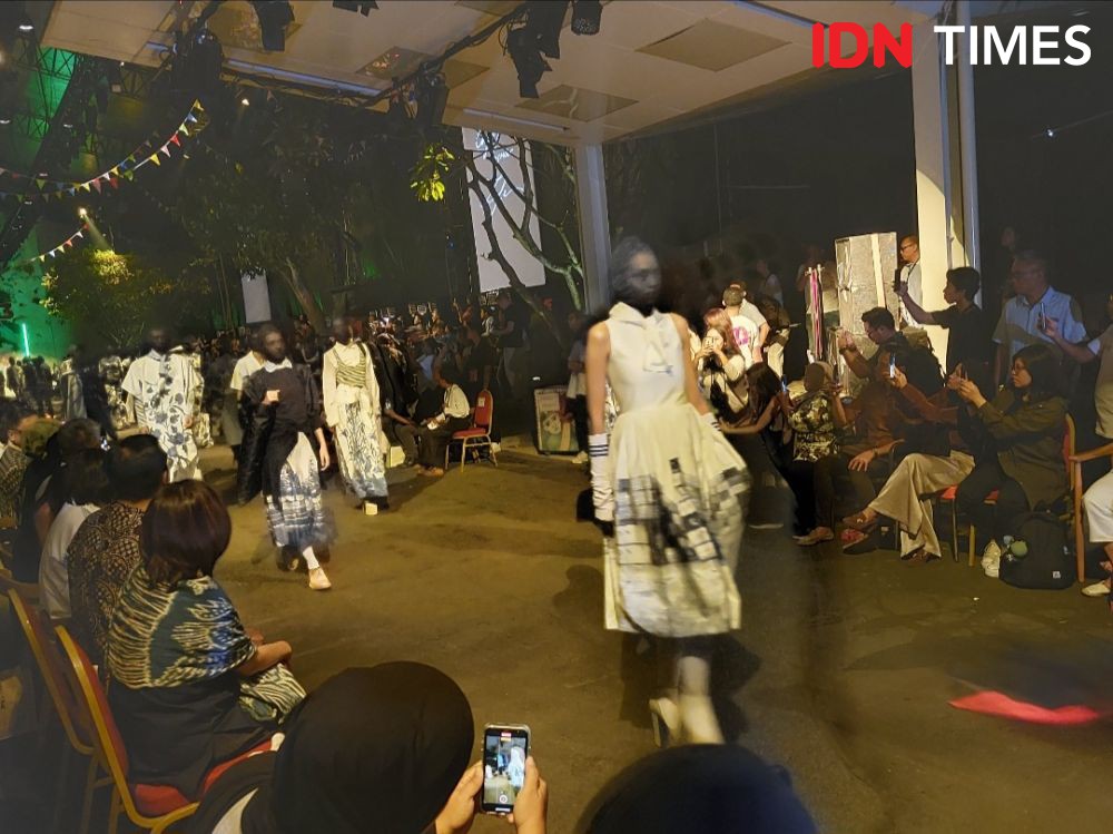 Fashion Show Ala Pasar Malam di Tangerang, Model Naik Bajaj ke Catwalk