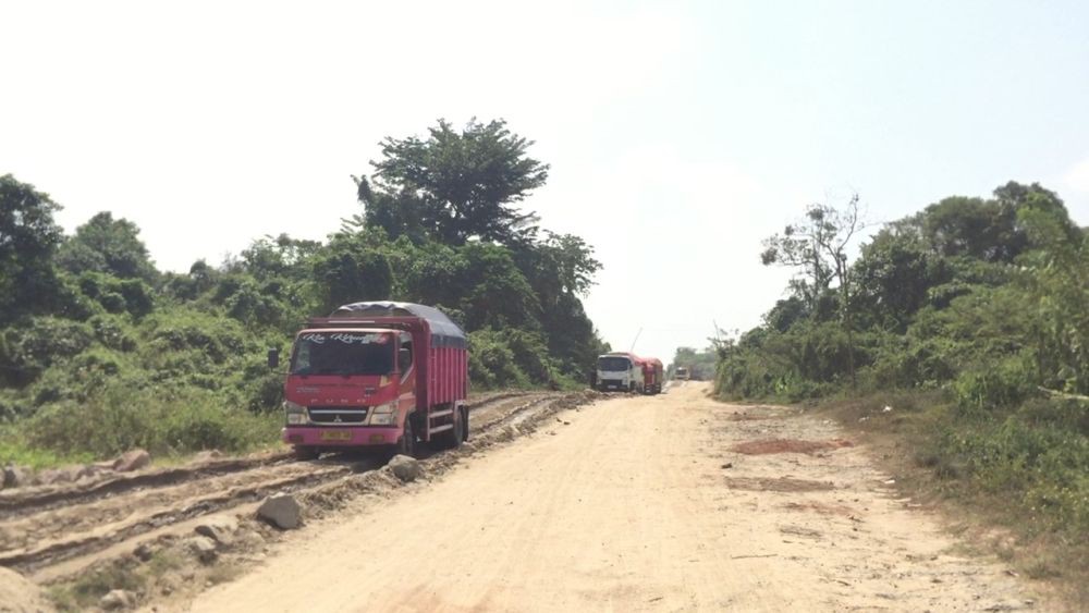 Rusak, Akses Jalan ke Kawasan Desa Adat Baduy Dikeluhkan Pengendara