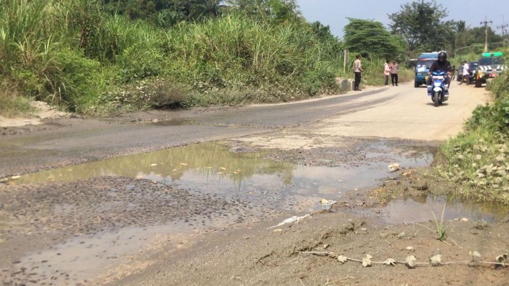 Rusak, Akses Jalan ke Kawasan Desa Adat Baduy Dikeluhkan Pengendara