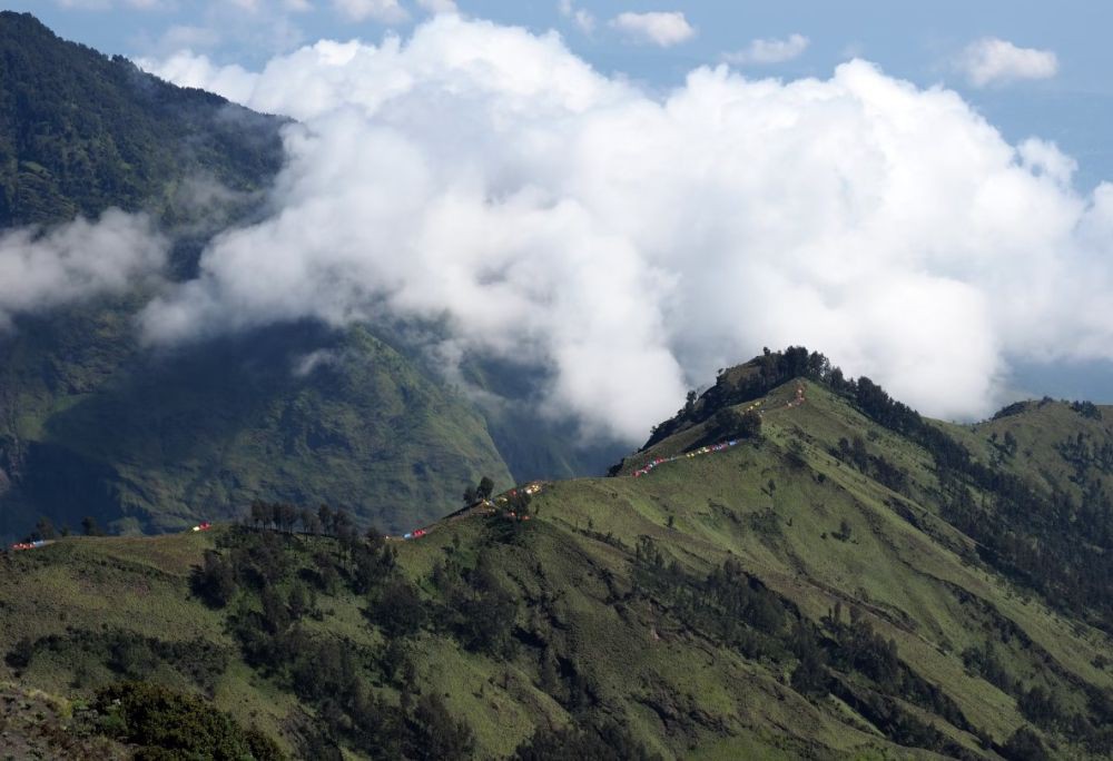 Mendaki Secara Ilegal, WNA Rusia Hilang di Gunung Rinjani