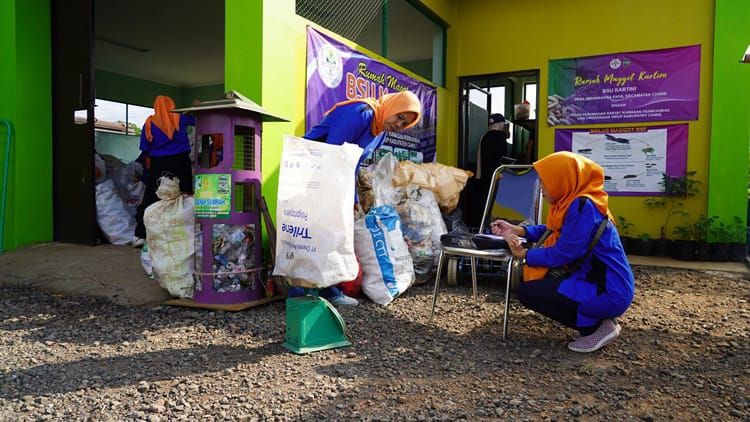 Bantu Olah Sampah, BRI Beri Mesin Pengolah dan Mobil ke Warga Ciamis