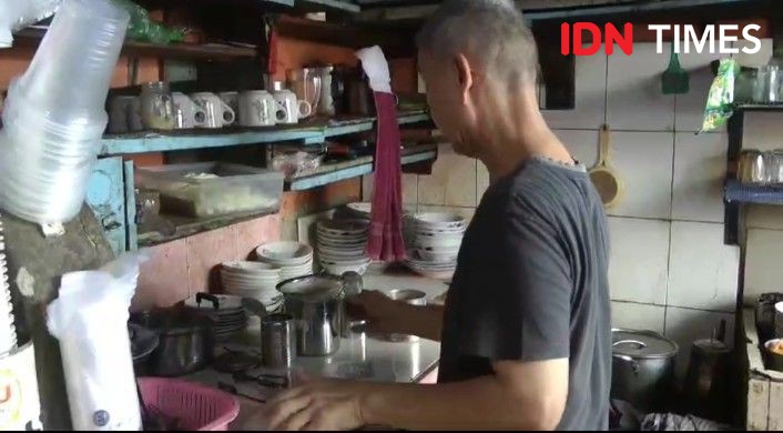 Berkunjung ke Warunk Kopi Apek: Nongki Pagi di Tepian Sungai Musi