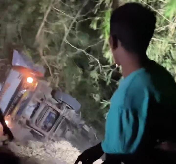 Detik-detik Truk Derek Jatuh ke Jurang Sedalam 30 Meter di Ngawi