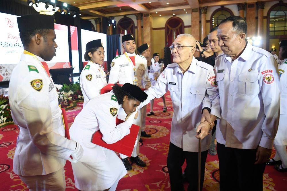 Pemprov Kaltim Terima Bendera Pusaka Merah Putih Dari BPIP