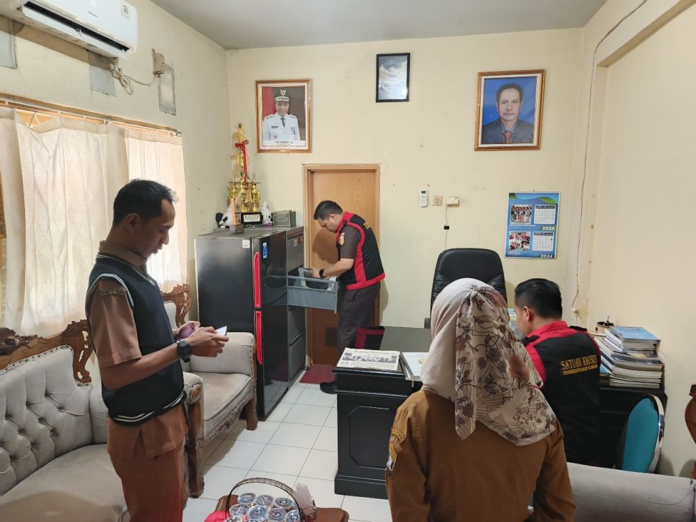 Kejari Geledah Rumah Hingga Kantor Kadispora Kota Serang