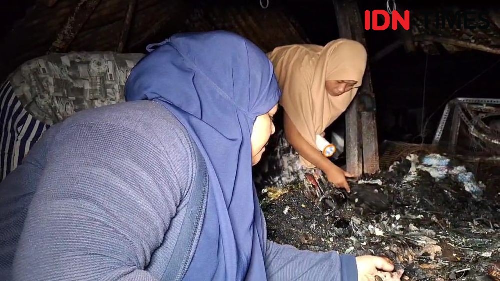 Warga Ambil Barang Dagangan Usai Kebakaran Pasar Gentong Ngawi Padam