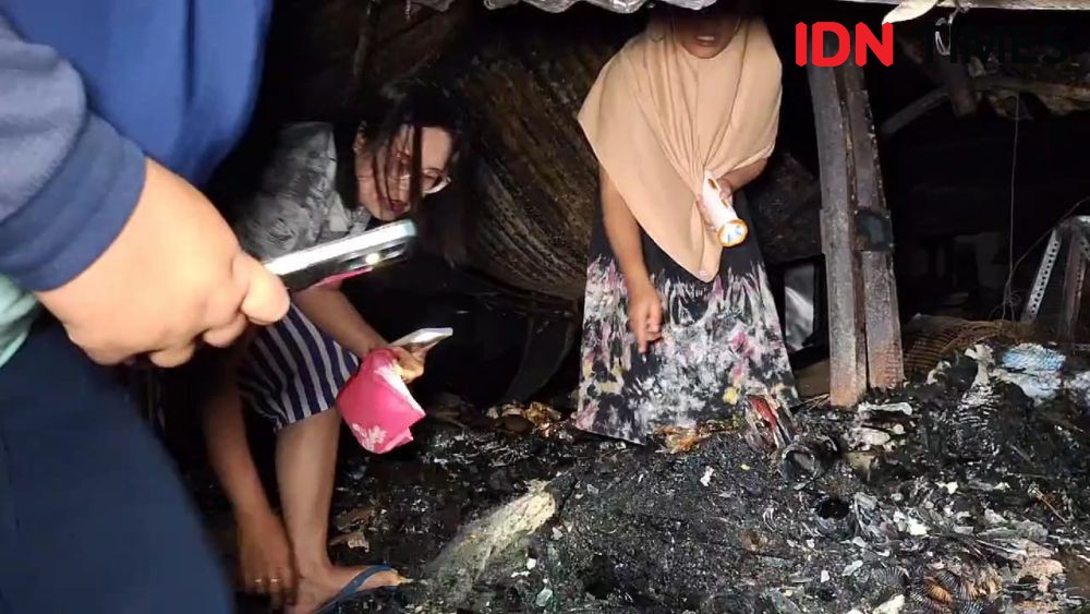 Warga Ambil Barang Dagangan Usai Kebakaran Pasar Gentong Ngawi Padam