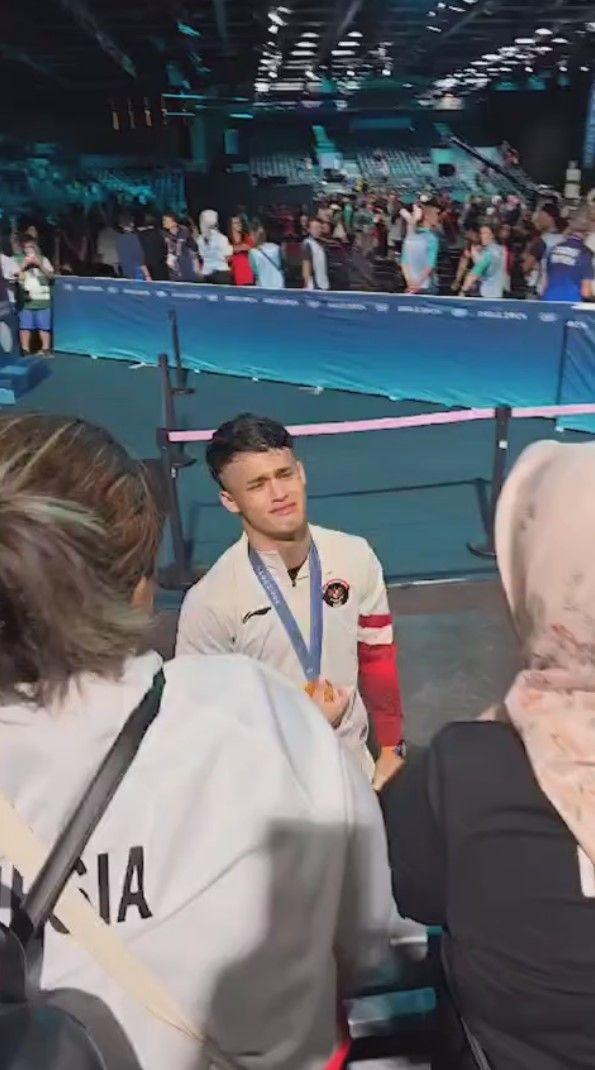 Momen Rizki Juniansyah Peluk Ibu Usai Dapat Emas Olimpiade