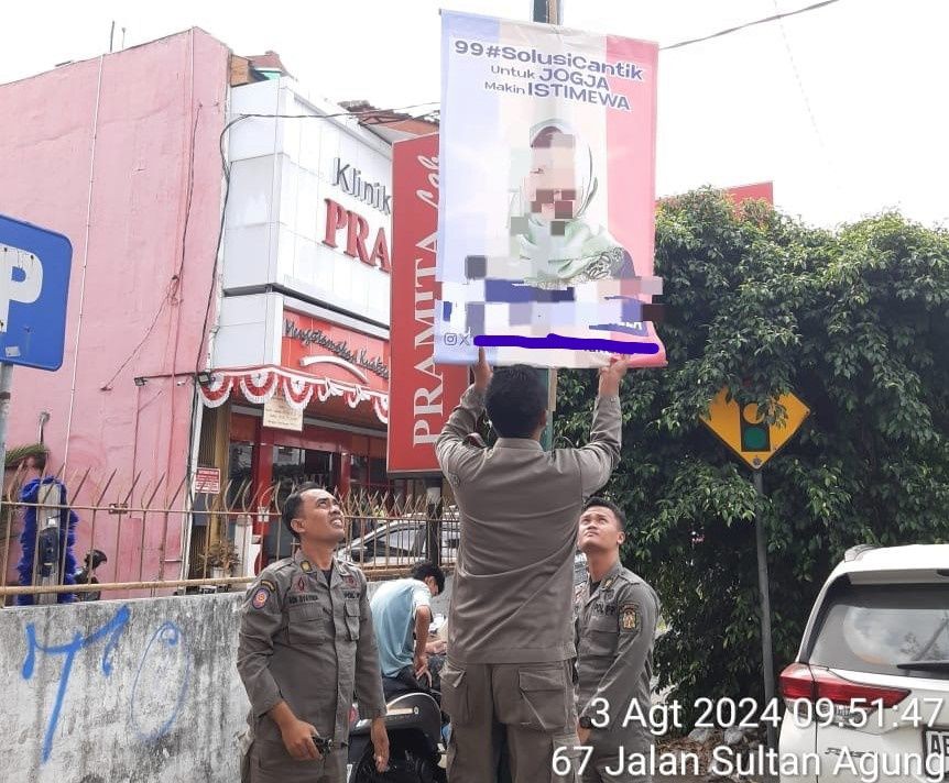 Satpol PP Kota Jogja Tertibkan Reklame Bermuatan Pencalonan Pilkada