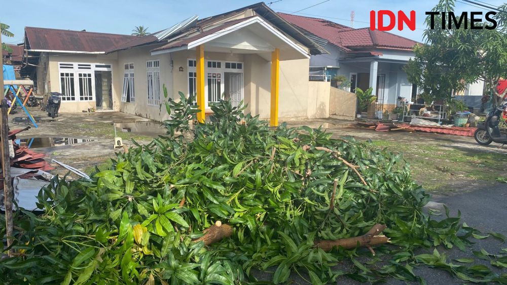 Angin Puting Beliung Terjang 27 Rumah di Pontianak