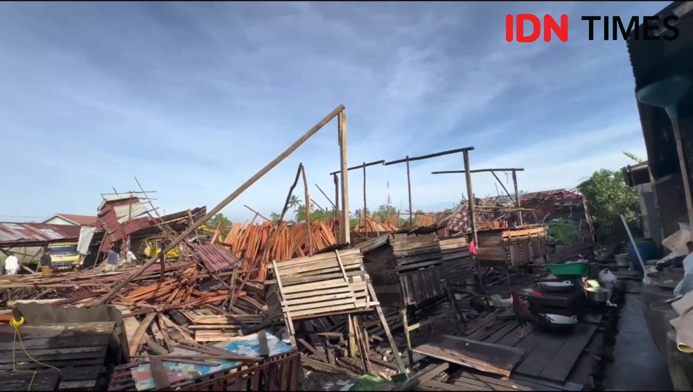 Angin Puting Beliung Terjang 27 Rumah di Pontianak