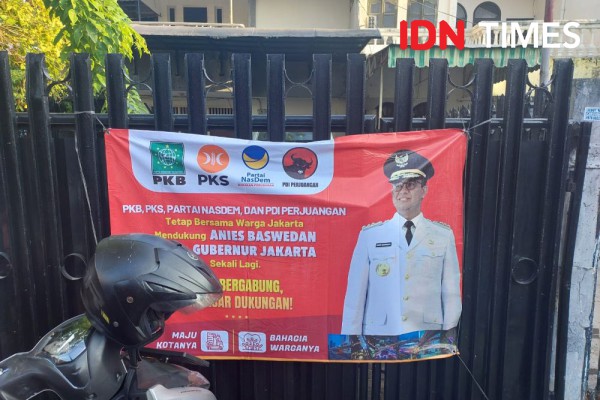 Blusukan ke Jakbar, Anies Disambut Spanduk Koalisi 4 Partai di Pilkada