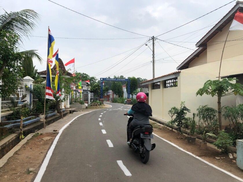 Potret Semangat Kemerdekaan, Warga Metro Perbaiki Infrastruktur Jalan